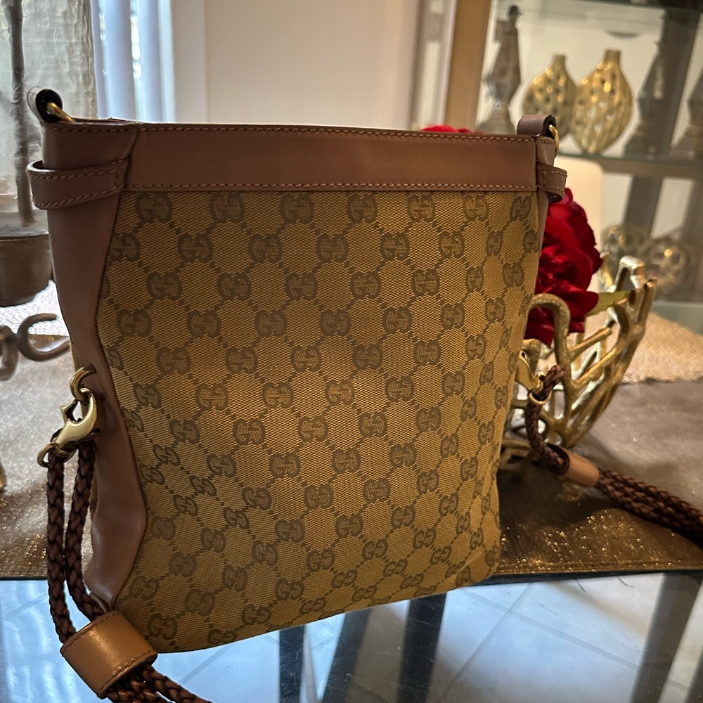 Gorgeous authentic Gucci shoulder bag
